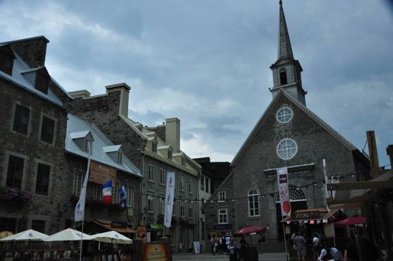 A famosa Place Royale e a Eglise Notre-Dame, na parte baixa do centro histórico de Quebeq, no Canadá